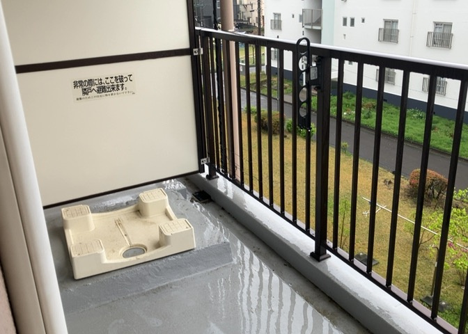 バルコニーは、室外の専用スペースのうち、「屋根がなく開放された空間」であるものを指します。ベランダより広いタイプのものが多く、日当たりもよいため家庭菜園などを楽しみたい人にとって適した環境となります。