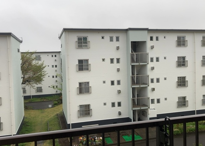 眺望を気にして物件を探す場合、前面に建物が建っていないか現地で確認しましょう！前面に建物があると景色はもちろん、日当たりや風通しにも影響が出てきます。住んだ時のことを想像しながら現地見学をしましょう。