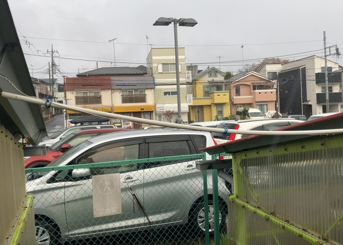 駐車場と明記されていても、最小スペースでつくられた駐車場だと大型車は駐車できなかったり、出入りしにくくなったりする可能性があります。お車のサイズと購入したい物件の駐車場のサイズを現地で確認しましょう。