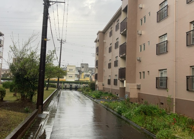 住宅用の土地では前面道路に2m以上接していなければならないと法律で定められています。しかし、お持ちの車のサイズやライフスタイルなどにより、2mでは利便が悪い場合もございますので、事前に確認しましょう。