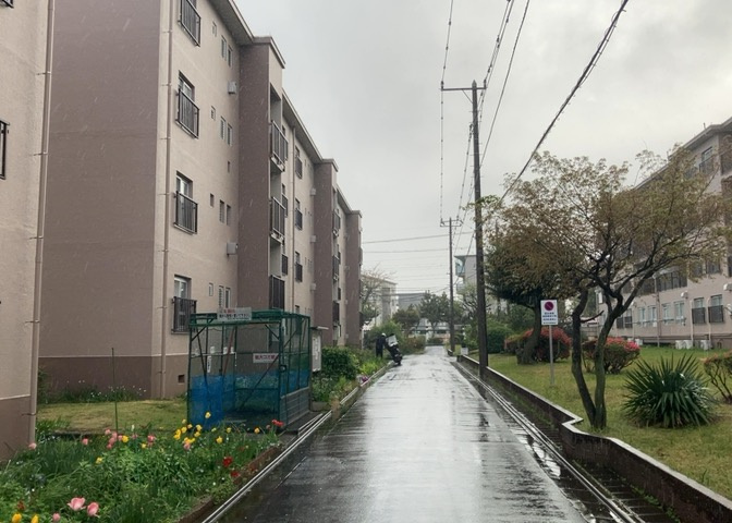 お持ちの車種によっては前面道路が広い方が便利でしょう。しかし、前面道路が広ければその分交通量が多くなるため、騒音などが気になる場合があります。実際に現地を見学し、周辺交通量や騒音などを確認しましょう！