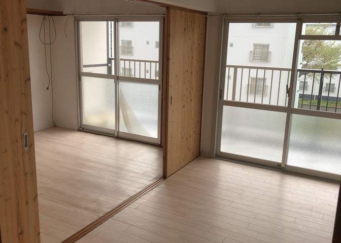 L型アイランドタイプは、キッチンからダイニングにもリビングにも目が行き届くので、とても使いやすい配置です。L字型独立タイプは、キッチンを独立させてるためLDKというよりもLDといった様なイメージです。