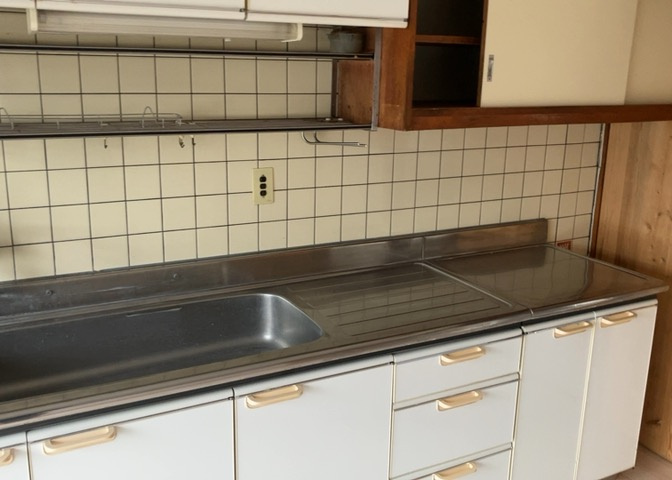 ダイニングとキッチンの間を扉や壁などで仕切らず、一体化させた間取りです。キッチンカウンターがついている物件ならば、食事をキッチンカウンターで取ることで、ダイニングスペースをリビングとして使用できます。