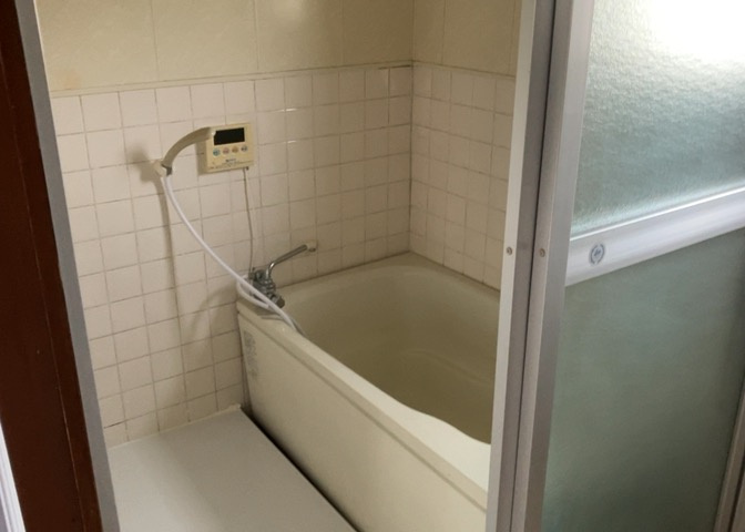 入浴時の快適さも大事なことですが、綺麗な状態を維持できなければ気持ちよく入浴できません。毎日の掃除が楽という点は大事なポイントになります！カビが生えにくく掃除がしやすい、壁や浴槽を選ぶといいでしょう。