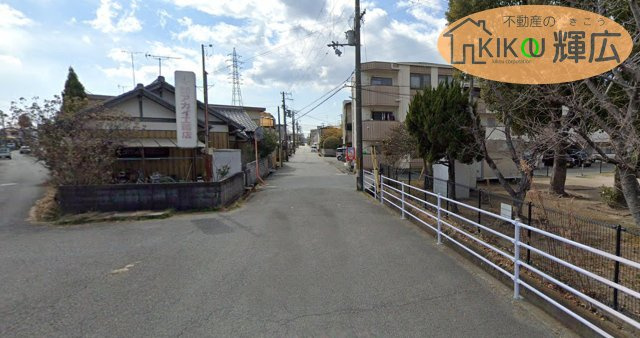 前面道路は広々としておりますので、お車の運転が苦手な方でも安心ですね。