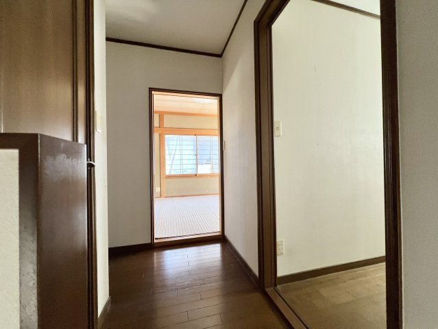 各部屋をつなぐ廊下があり、居室を通らずに移動できる配置です。家族それぞれの生活空間を分けやすく、部屋の使い分けにも便利。部屋同士のつながりを保ちながら、個々の時間も大切にできる、暮らしやすい動線です。