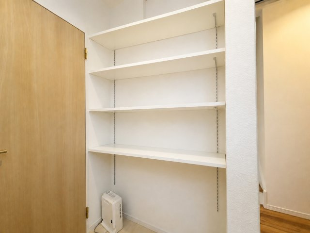 可動棚付きの収納スペースが設けられており用途に合わせて高さ調整が可能。日用品や掃除道具、ストック品などを整理しやすく室内をすっきり保てます。収納スペースが豊富な点もファミリー世帯に嬉しいポイントです。