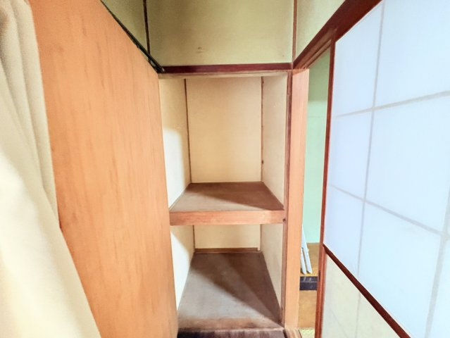 各居室に収納を備え、押入や天袋など豊富な収納スペースを確保しています。衣類や寝具、季節用品なども整理しやすく、お部屋を広く使えるのが魅力。収納力の高さが暮らしやすさを支えます。　