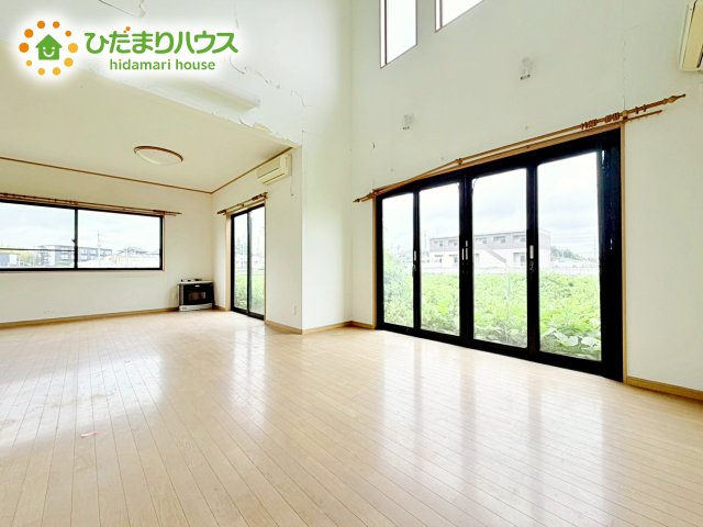 小窓があり明るい玄関です。