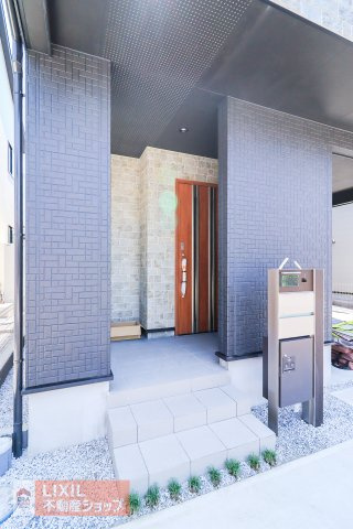 【玄関エントランス】ゆったりとした玄関。奥行きのあるポーチで雨の日も余裕をもって開け閉めできて安心です。