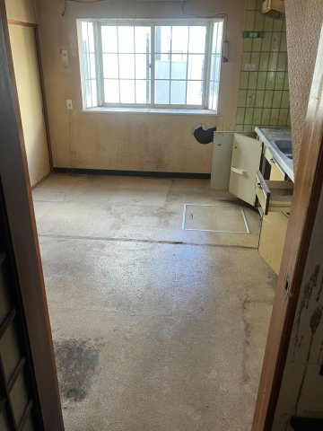 窓からの採光が確保されたダイニングキッチン
