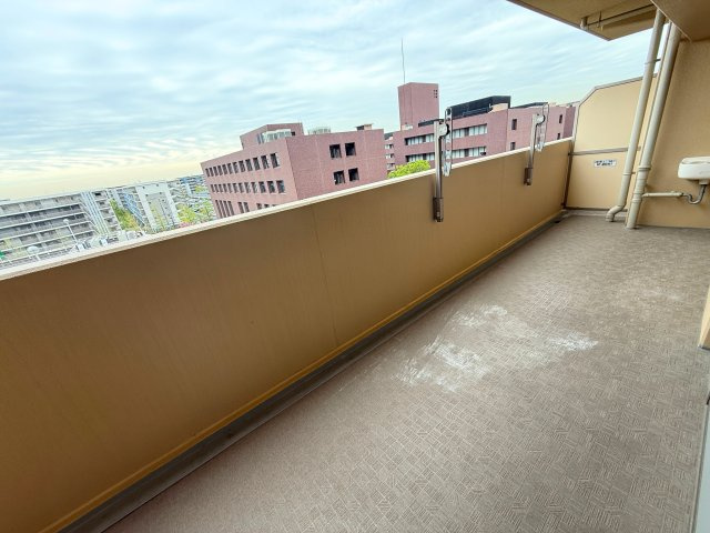 暖かな日差しのふりそそぐバルコニー