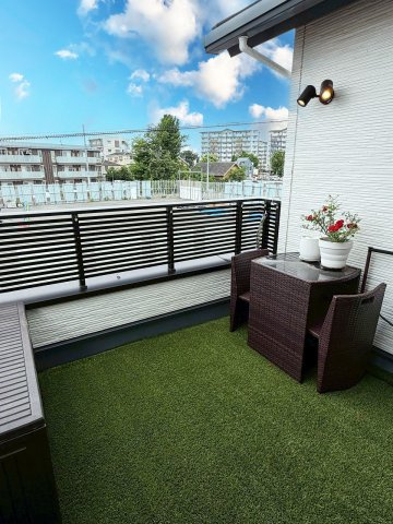 人工芝が敷かれた開放的なバルコニー空間です。テーブルやチェアを置いて、心地よい風を感じながら青空の下でコーヒータイムを楽しめます。周囲の視線を気にせずプライベートな外の空気を満喫できます♪