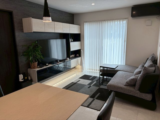 別角度から見たリビングダイニングです。お好みの大型テレビやソファもすっきりと配置できるゆとりある広さを確保。お気に入りのインテリアに囲まれて、家族みんなが思い思いにくつろげる空間です！