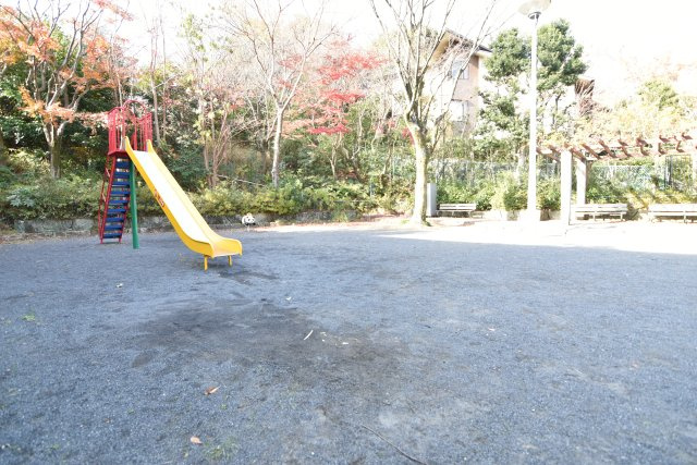 もみじが丘公園まで徒歩約1分（約70ｍ）千代が丘の静かな隠れ家で、自然と楽しさが調和しています。　公園内には楽しい滑り台が待っています。