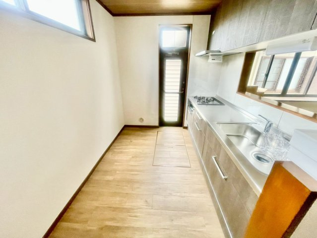 キッチンの幅も十分♪冷蔵庫や収納棚を置いてもスペースがまだあります(^^)/　勝手口完備でゴミ捨てもラク♪