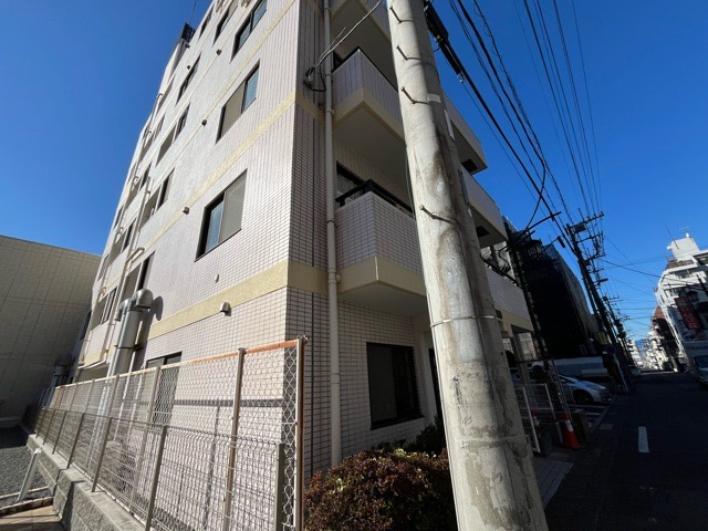 道幅が広い場所は日当たりや風通が良好です。幅が広いのですれ違いも可能ですし大きな車でも駐車可能！一方で、大型車が通ることも多くなるため交通量の増加により騒音に繋がります。また土地の値段が高くなります。