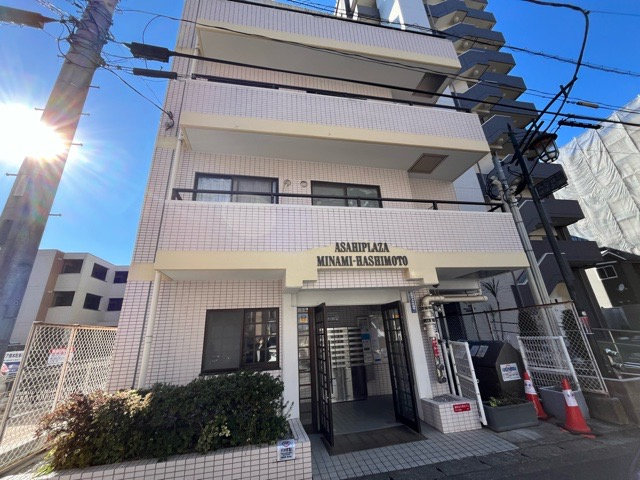 ＲＣ造、Reinforced　Concreteは直訳すると補強されたコンクリートです。主に柱や梁・床・壁が鉄筋とコンクリートで構成おり、鉄筋を組んだ型枠にコンクリートを流し込んで固めたものを指します。