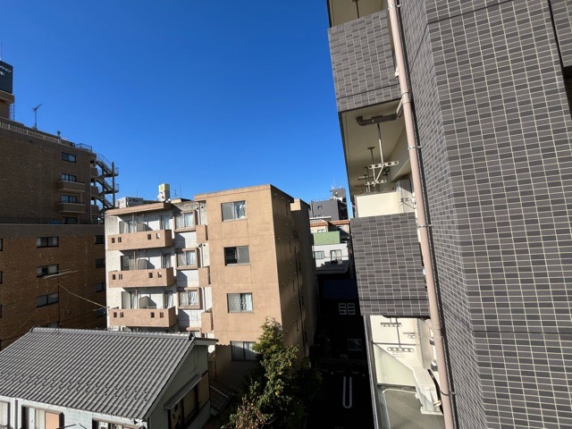 眺望を気にして物件を探す場合、前面に建物が建っていないか現地で確認しましょう！前面に建物があると景色はもちろん、日当たりや風通しにも影響が出てきます。住んだ時のことを想像しながら現地見学をしましょう。