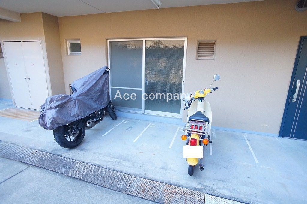 【バイク置き場】