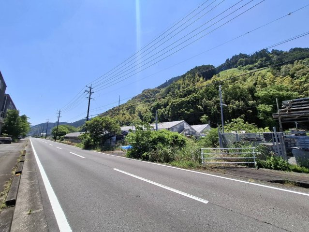 山々を望む開放感ある立地。四季を感じる環境です。