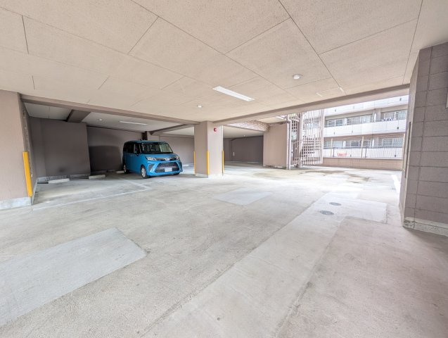 敷地内建物1階部分と屋外にも駐車場があります。6月現在1台空きがあるようです。場所は確認中。