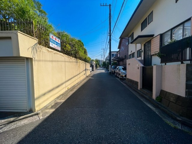 【東南側前面道路写真】陽光降りそそぐ「東南・南西角地」。敷地は約64.43坪のゆとりのある佇まいです。建築条件なし売地のため、お好きなハウスメーカー・工務店で建築可能。