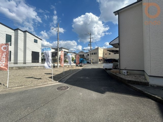 【前面道路含む現地写真】　全面道路　約4.81mとゆとりのある広さ。車の出し入れもスムーズです◎