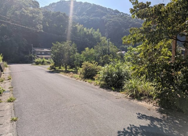 周囲には住宅と豊かな緑が広がる落ち着いた環境。海にも近く、自然を身近に感じながら暮らせる立地です。また、周辺にはスーパーやホームセンターなどの商業施設があり、毎日のお買い物にも便利。