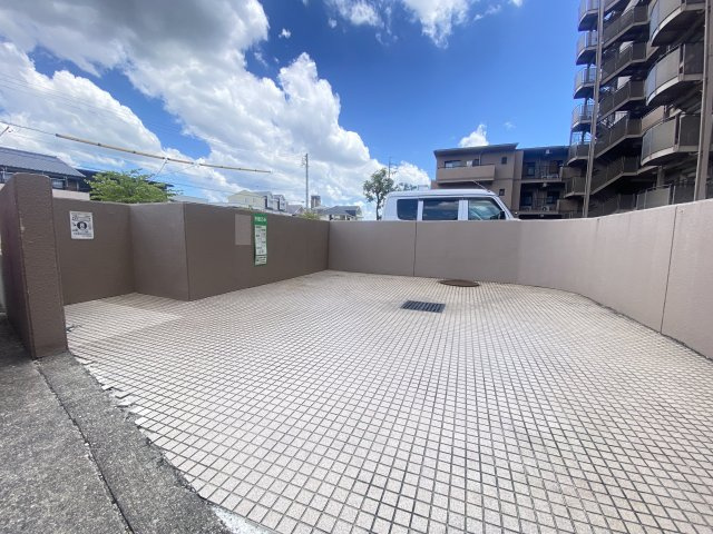駐車場の隣には共有のゴミ置き場、管理がしっかりとされていて清潔感のある印象です♪
