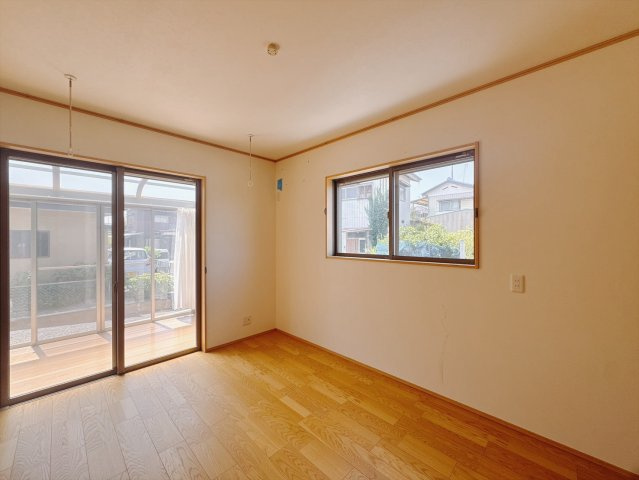 ■洋室｜南の窓から柔らかな陽射しが心地よく差し込むお部屋。休日はゆったりとした時間を過ごせそうですね♪