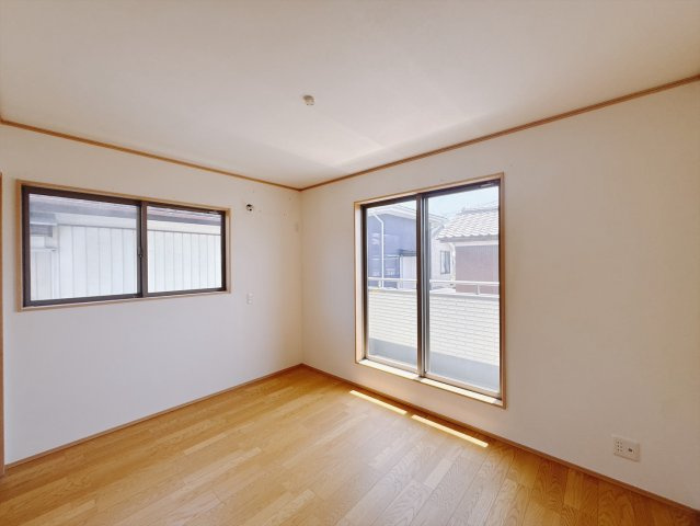 ■洋室｜シンプルで使い勝手が良く、長く快適にお使いいただける空間です♪家具の配置がしやすく、お好みのレイアウトをお楽しみいただけます♪