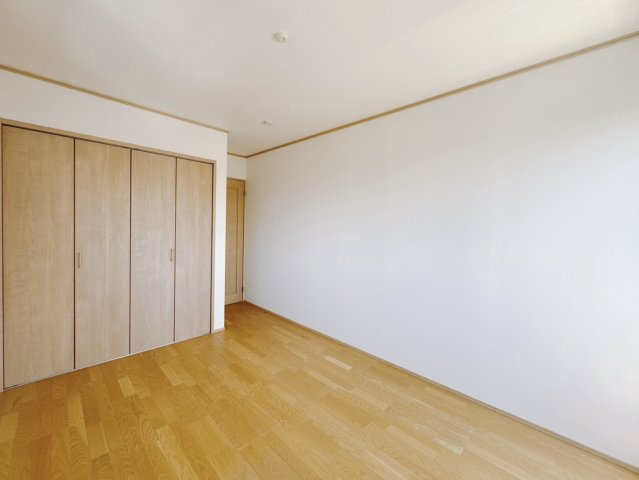 ■洋室｜お子様の一人部屋にピッタリな洋室。木のぬくもりを感じるフローリングは、天然木の味わいが時とともに深みを増していきます。また、傷にも強く、フリーワックスでお手入れもラクラクです♪