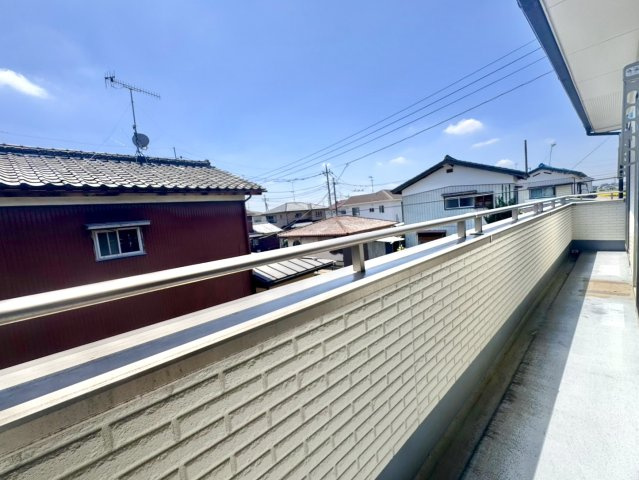 ■バルコニー｜バルコニーから入る日差しは暖かく、爽快な朝の目覚めを促してくれます♪洗濯物やお布団を干して太陽の香りを吸い込んだお布団で夜はおやすみください。