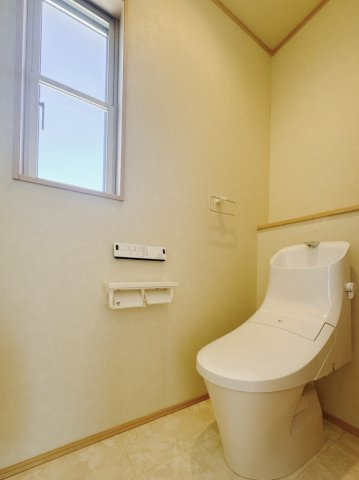 ■トイレ｜自然光が入る落ち着いた空間で1階と2階にトイレがございます♪ついつい長居してしまいますね♪