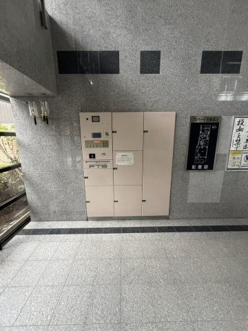 エントランスに宅配ボックスがございます。