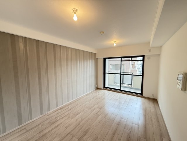 約12.8帖のLDKです。東側バルコニーに面しています。