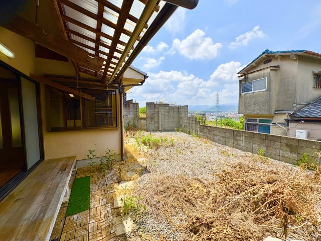 高台の南向きの陽当たりの良いお庭です