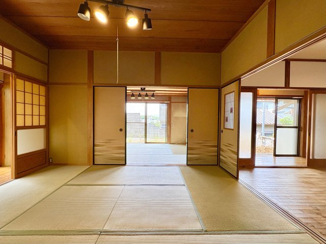 1階　8帖と6帖の続き間の和室です。LDK13帖とつなげて約27帖の広い空間になります。それぞれ縁側から庭に出られるため、多数の来客にも対応できます
