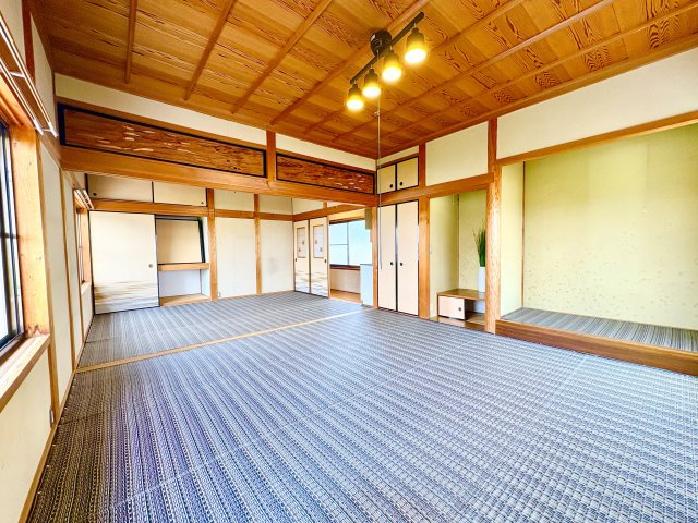 2階も6帖と8帖の続き間になっています。様々な用途に対応できる、陽当たりの良い明るい室内です