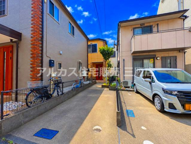 カースペースを備えたアプローチ全景。道路から奥まった配置により通りからの視線が届きにくく、防犯面でも配慮された安心の　住環境です。