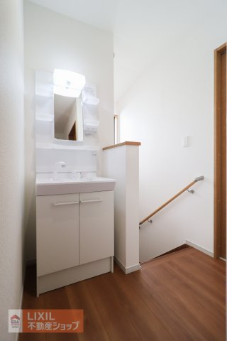 【洗髪洗面化粧台】三面鏡で後ろも見えて身だしなみが整えやすくなっております。鏡の裏は収納となっており洗面台まわりも整頓できます。