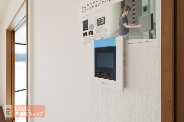 【TVモニター付インターホン】来客の顔が分かるTVモニター付ドアホン。不在時には、カラー録画もしてくれるのでセキュリティも安心です！しっかりと声も聞こえますので2重で安心ですね。