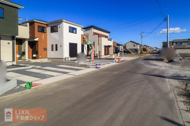 【前面道路】前面道路の道幅は6mありますので、車同士のすれ違いや駐車場への車庫入れも楽々です。