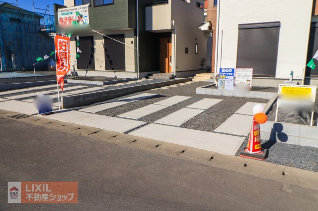 【駐車スペース】舗装されており雨の日も足元が汚れにくくなっています。並列で2台駐車できます。実際にお車の大きさを合わせてみてご確認ください。