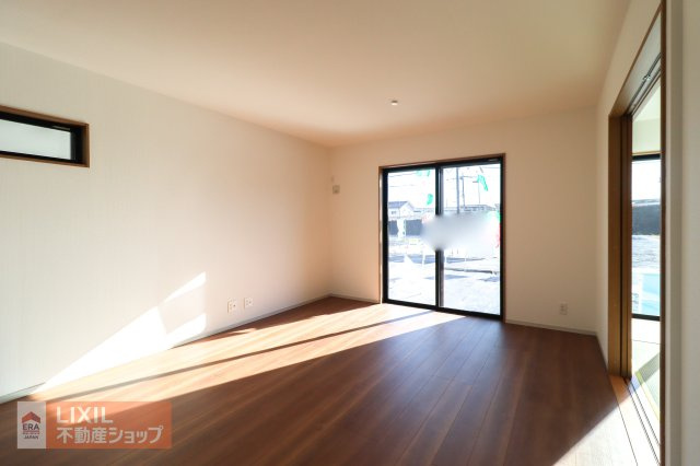 【リビングダイニング】家族団らんの空間は大きい窓で明るく風通しの良い快適な空間となっています。家具をおいてもゆとりのある広さです。
