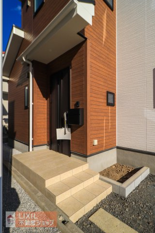 【玄関エントランス】ゆったりとした玄関。奥行きのあるポーチで雨の日も余裕をもって開け閉めできて安心です。