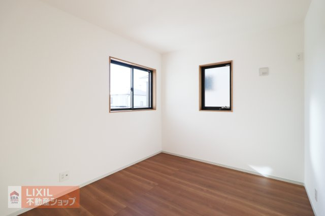 【寝室】採光や風通しが心地の良いお部屋です。