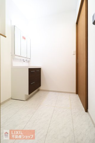 【脱衣所】現地完成写真。洗面脱衣所はゆったりとしたスペースで使いやすく、光取り、換気用の小窓が付いています。