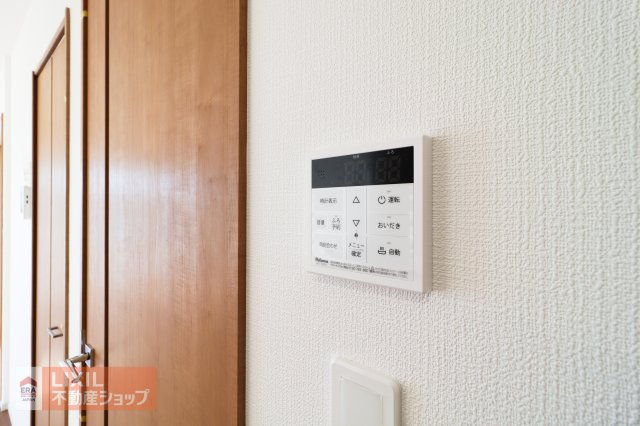 【温水設備】現地完成写真。シンプルなデザインにすることで操作もわかりやすい給湯スイッチ付きで温度調整もラクラクです。